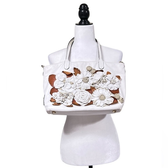 VALENTINO Garavani Floral Applique Leather Tote in White - Picture 3 of 16